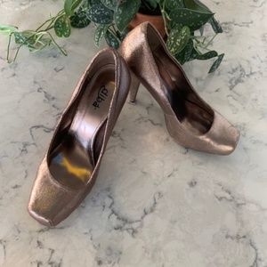 Diba Distressed Metallic 4" Heel Pumps